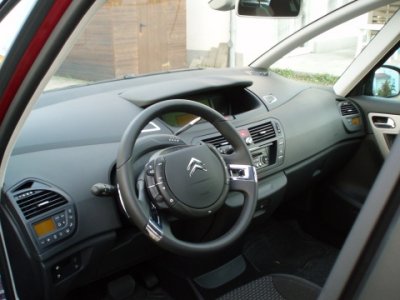 Lenkrad und Armaturenträger des Citroën C4 Picasso. 