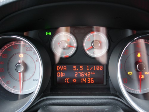 Tankanzeige und Temperatur des Kühlwassers nach 20 km Fahrt bei +1 Grad Celsius. 