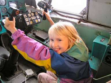 Meine Tochter am Steuerknüppel der Tupolev 144. Früh übt sich, was später … 