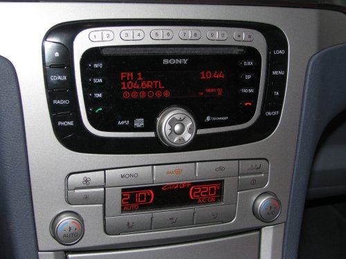 Das bei meinem Fahrzeug installierte Audiosystem 6000CD mit integriertem CD-Wechsler und Freisprecheinrichtung von Sony. 