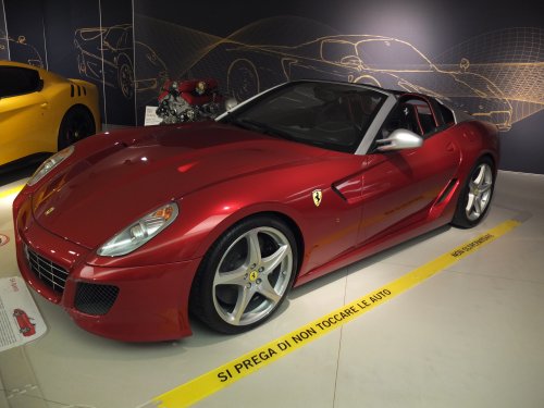 Fahrzeuge bei Ferrari in Maranello. 
