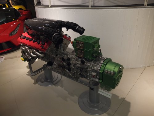 Ein Ferrari-Motor ausgebaut. 