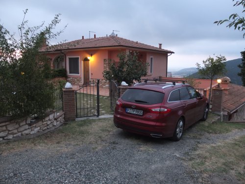 Der Ford Mondeo vor dem Ferienhaus in der Toskana. 