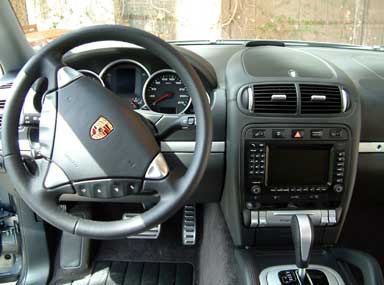 Cockpit des Porsche Cayenne. 