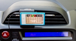 Apple iPod Nano mit Clip über dem Radio befestigt. 