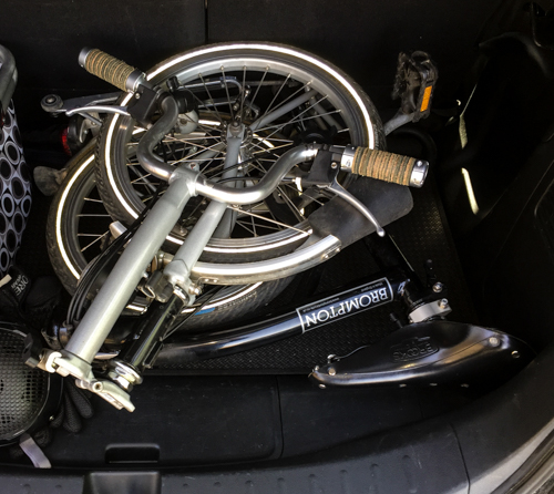 Faltrad unverpackt im sonst fast leeren Kofferraum. 