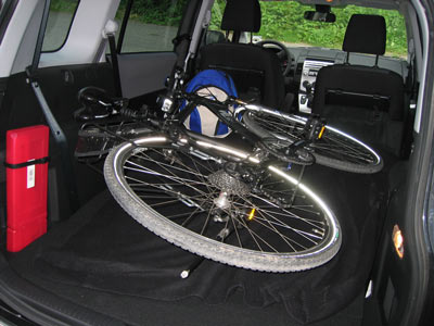 Fahrradtransport im Kofferraum. 