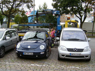 Ein VW New Beetle wird abgeschleppt, Bild 1. 