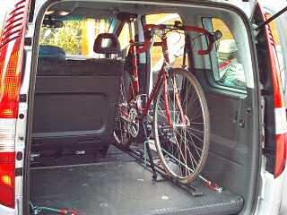 Vaneo mit Fahrrad im Kofferraum. 
