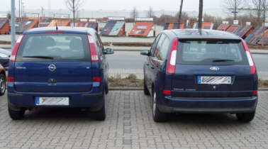 Opel Meriva und Ford Focus C-MAX einträchtig nebeneinander. 