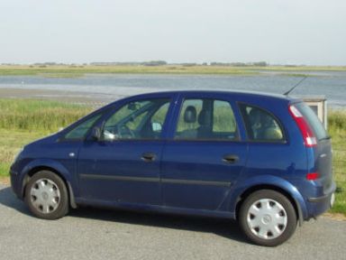 Opel Meriva mit montierten Schmutzfängern. 