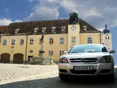 Opel Vectra GTS vor dem Rathaus in Landau Isar. 