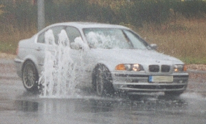 Das Foto zeigt den BMW während er das Wasserhindernis durchfährt. 
