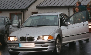 Der BMW wurde von zwei Fahrern abwechselnd benutzt. Auf dem Foto ist der Fahrerwechsel der beiden zu erkennen. 