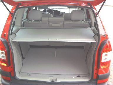 Blick in den Laderraum mit hellgrauer Innenausstattung und auf die Rückseite der neuen Rücksitzbank beim Opel Zafira. 
