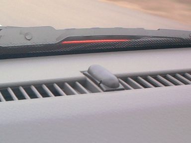 Sensor der Klimaautomatik unterhalb der Frontscheibe in der Mitte des Armaturenträgers. 