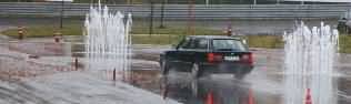 Das Foto zeigt den BMW beim Ausweichversuch vor dem ersten Wasserhindernis. 