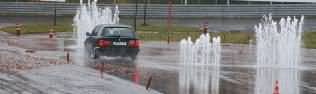 Das Foto zeigt den BMW beim Ausweichversuch vor dem zweiten Wasserhindernis. 