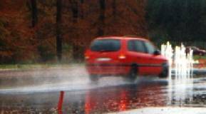 Das Foto zeigt den Opel Zafira bei der Vollbremsung vor einem Wasserhindernis. 
