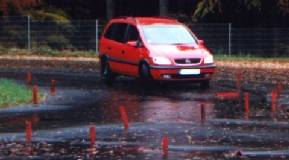 Das Foto zeigt den Opel Zafira bei der Vollbremsung in der Kurve. Anhand der roten Markierungen in der Fahrbahnmitte ist gut zu erkennen, dass der Zafira auf seiner Spur bleibt. 
