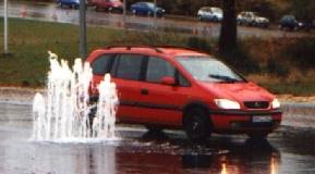 Das Foto zeigt den Opel Zafira bei der Umrundung eines Wasserhindernisses. 