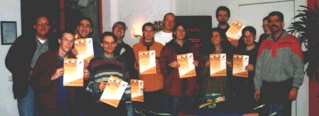 Die Teilnehmer mit ihren Diplomen. 