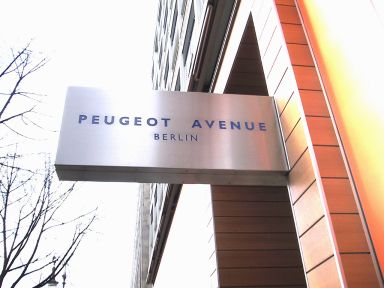 Werbetafel der Niederlassung Peugeot Avenue Berlin. 