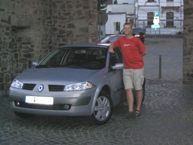 Mathias Thieme neben seinem neuen Renault Megane. 
