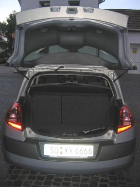 Blick in den Kofferraum durch die geöffnete Heckklappe des Renault Megane. 