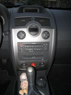 Mittelkonsole des Renault Megane mit Navigationsgerät und CD-Wechsler. 