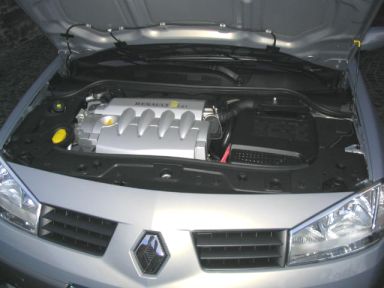 Motorraum des Renault Megane. 