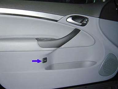 Der Schalter zum Öffnen des Kofferraums an der Fahrertür. 