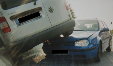 Spektakulärer Unfall: VW Golf schiebt sich unter den Caddy Life. 