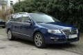 Der cobaltblaue VW Passat von Roman Scheel von schräg vorne. 