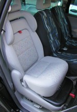 Integrierter Kindersitz im VW Sharan. 