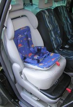 Integrierter Kindersitz im VW Sharan. 