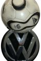 VW Emblem und Ball. 
