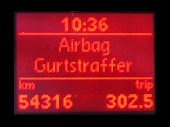Warnung "Airbag/Gurtstraffer" im Kombiinstrument. 