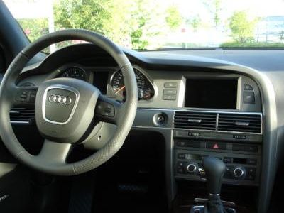 Lenkrad und Mittelkonsole des Audi A6 Avant. 