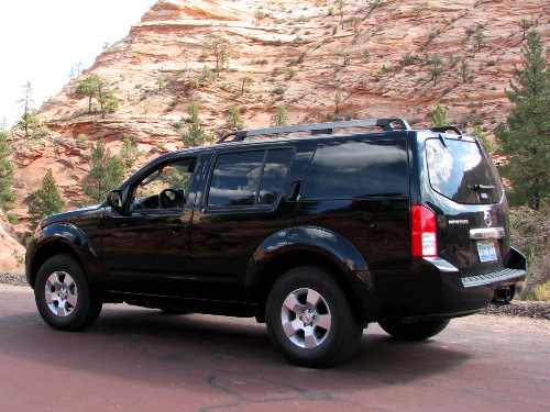 Nissan Pathfinder unterwegs im Zion Nationalpark. 