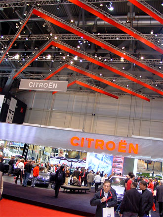Citroën-Stand mit Doppelwinkel als Deckenhänger. 