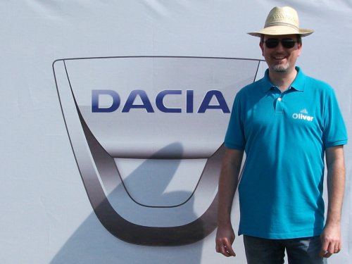 Oliver R. vor dem Dacia-Logo. 