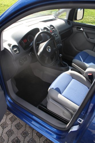 Fahrersitz des VW Caddy. 