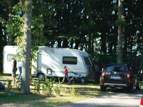 Wohnwagen auf dem Stellplatz neben dem Dacia Duster. 