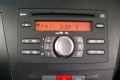 Eingeschaltetes Radio mit orangefarbenem Display. 