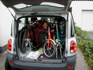 Drei Fahrräder im Kofferraum der Multipla. 