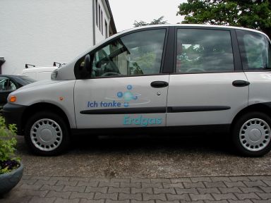 Neuer Erdgasaufkleber von Opel für den Fiat Multipla. 
