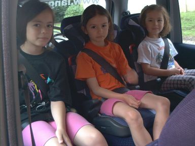 Unsere drei Mädchen fühlen sich wohl in ihren Kindersitzen. 