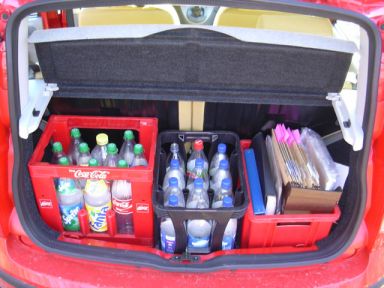 Gefüllter Kofferraum des Fiat Panda: drei Kasten Wasser sind kein Problem. 