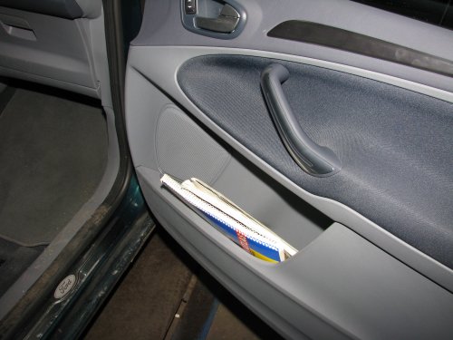 Eine große Ablage in der Beifahrertür, passend auch für Kartenmaterial im DIN-A4-Format. 